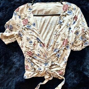 American eagle wrapped flower cropped v neck shirt